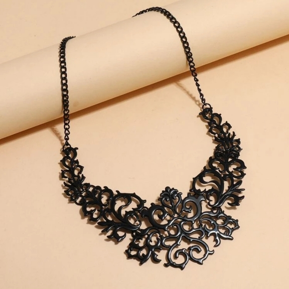 Metal hollow out necklace.pretty.lightweight.trendy. - Picture 5 of 5